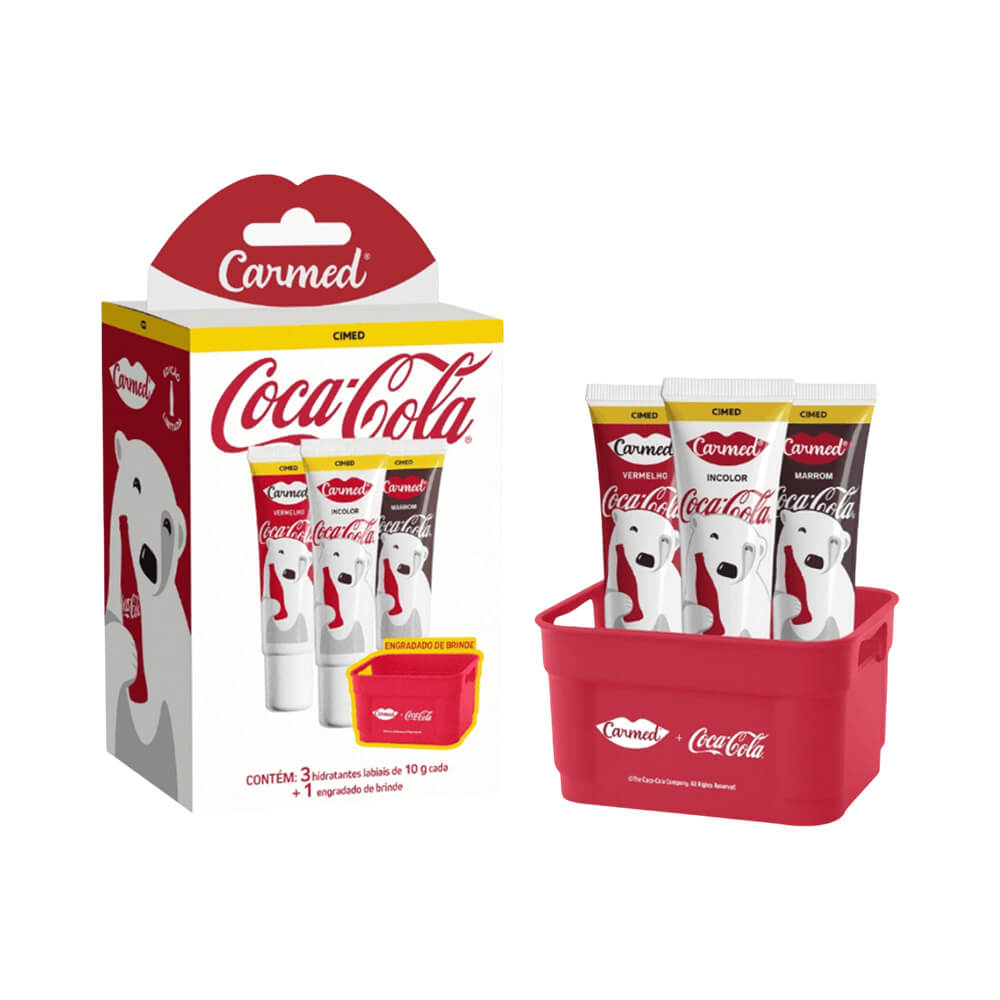 Kit de hidratantes labiais Carmed Coca-Cola com três tubos coloridos e engradado vermelho.