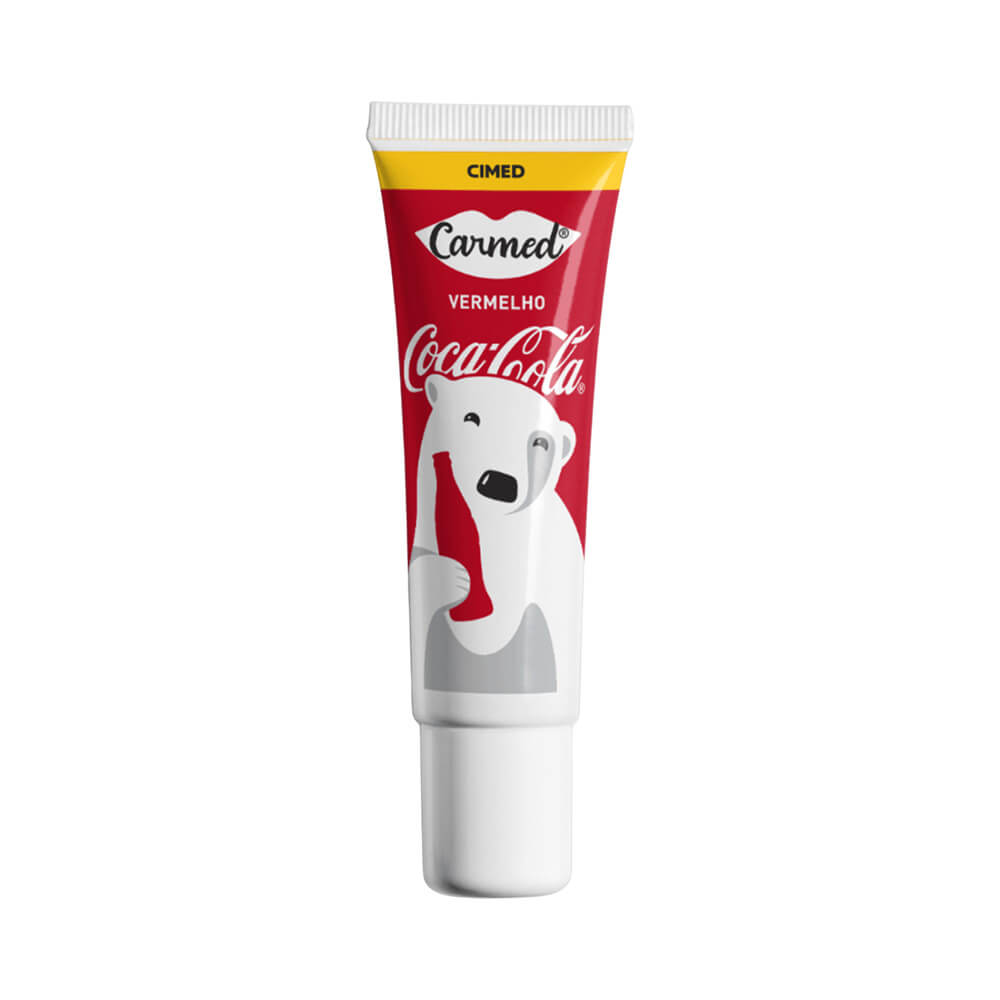 Tubo de hidratante labial Carmed Coca-Cola na cor vermelha com fundo branco.