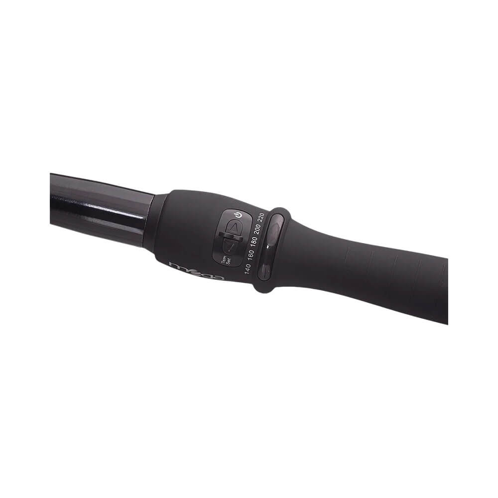 Modelador Mega Cone Black Bivolt da marca Mega, totalmente preto, com cabo ergonômico e controle de temperatura, mostrado em um ângulo lateral contra um fundo branco.