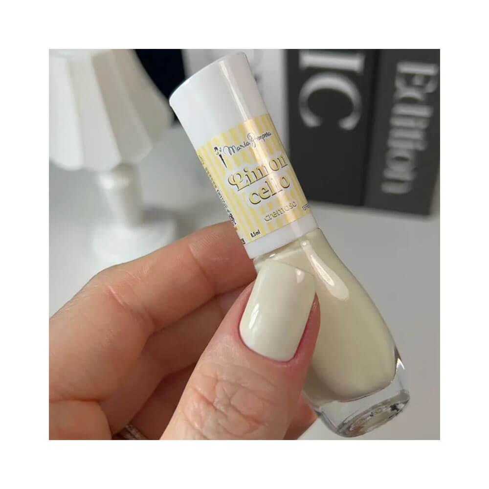 Mão com esmalte Maria Pomposa La Dolce Vita Limoncello aplicado