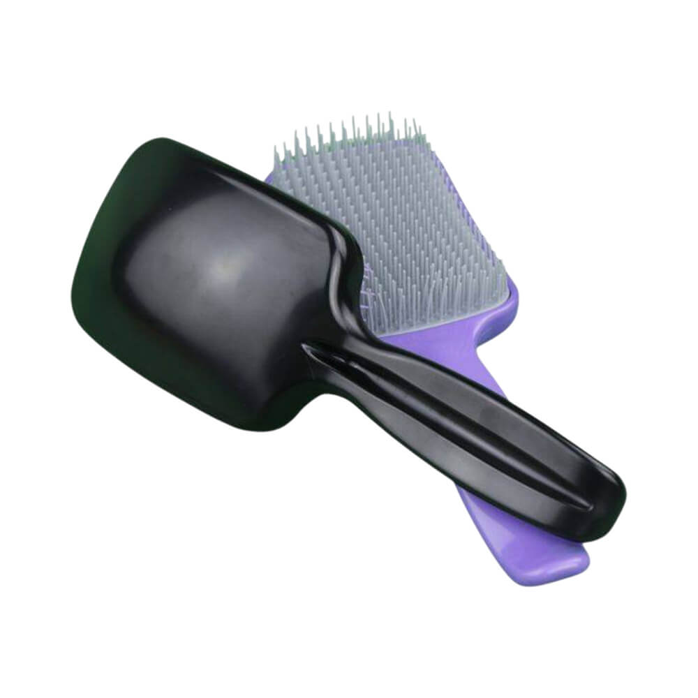 Duas escovas Marilú Côncava Flex 4241 com cabos e cerdas coloridas sobre fundo branco.