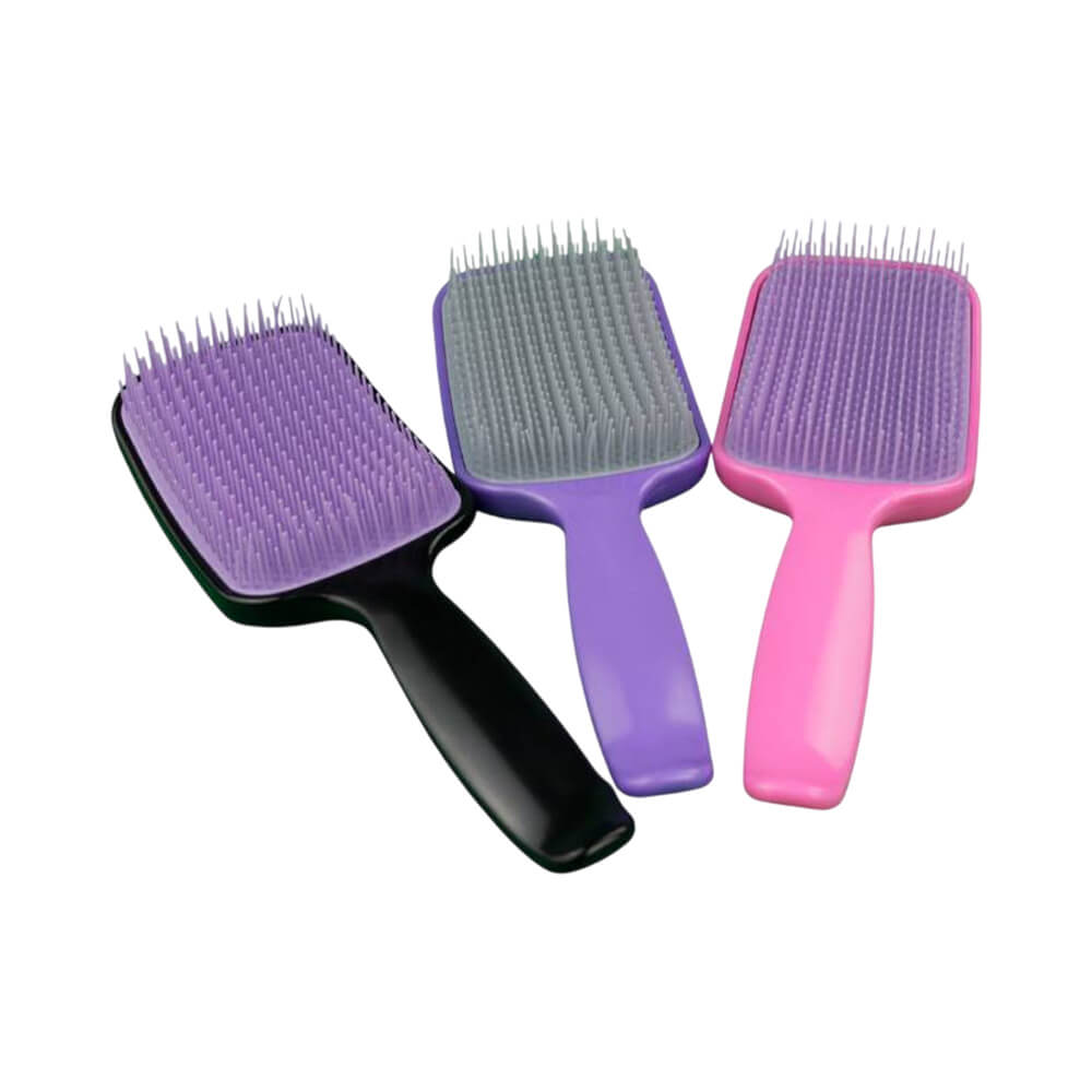 Três escovas Marilú Côncava Flex 4241 alinhadas com cabos coloridos e base côncava.