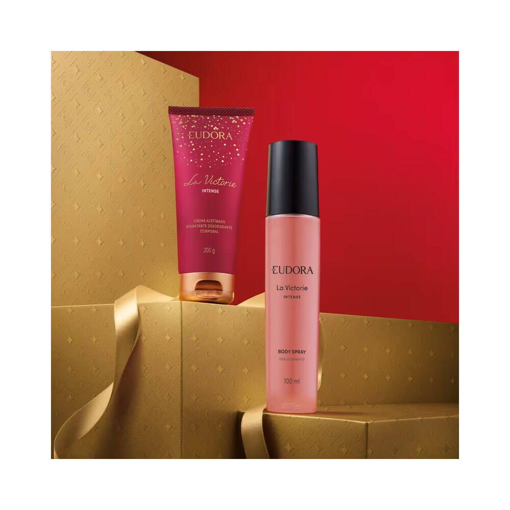 Kit Eudora La Victorie Intense em embalagem rosa e dourada com fundo vermelho