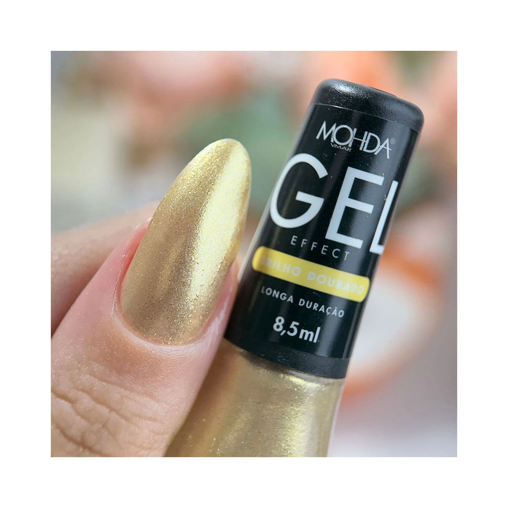 Close da unha pintada com esmalte Mohda Efeito Gel Brilho Dourado mostrando brilho intenso