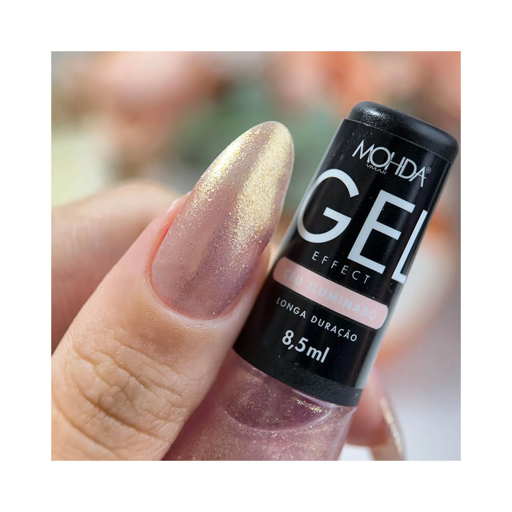 Unha pintada com esmalte Mohda Efeito Gel Céu Iluminado em tom rosado com brilho dourado
