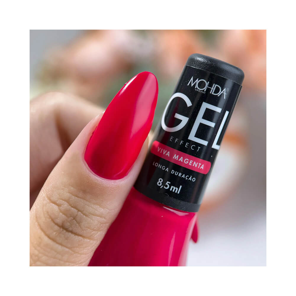 Unha com esmalte Mohda Efeito Gel Viva Magenta mostrando acabamento uniforme e brilhante