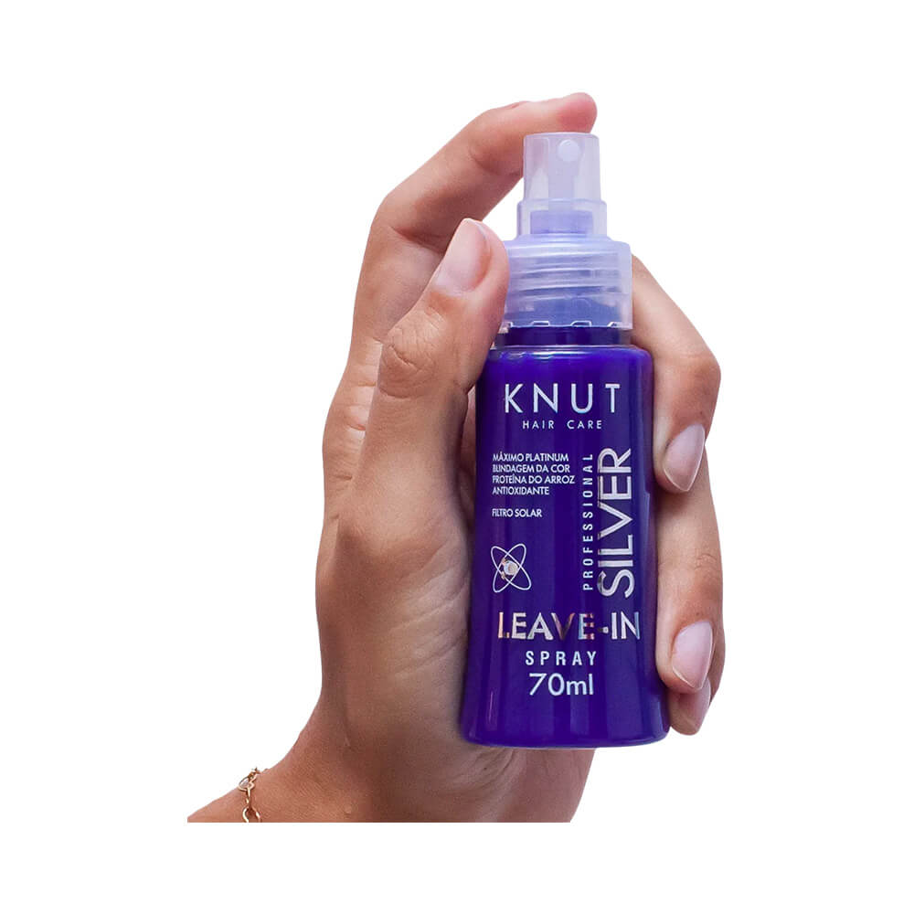 Mão segurando frasco roxo de Leave-In Knut Silver Spray 70ml
