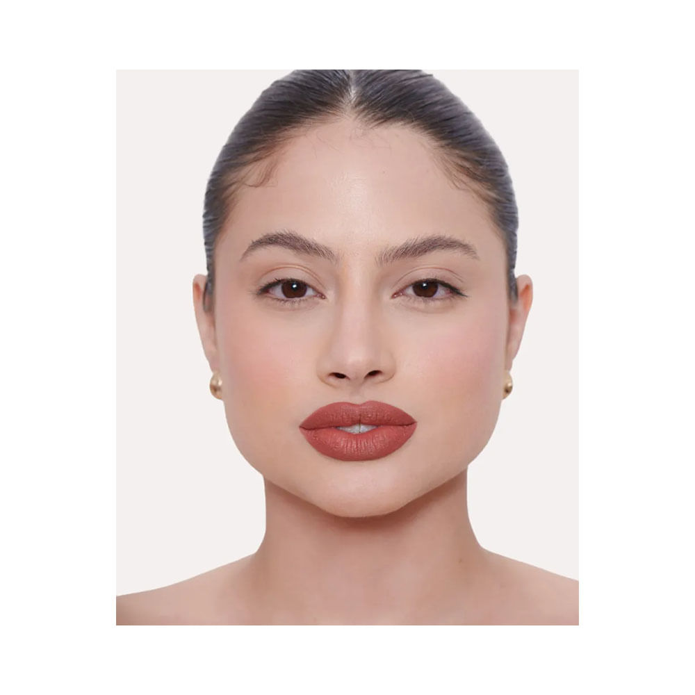 Modelo feminina com pele clara usando batom Mari Maria Creamy Matte Maria Eduarda.