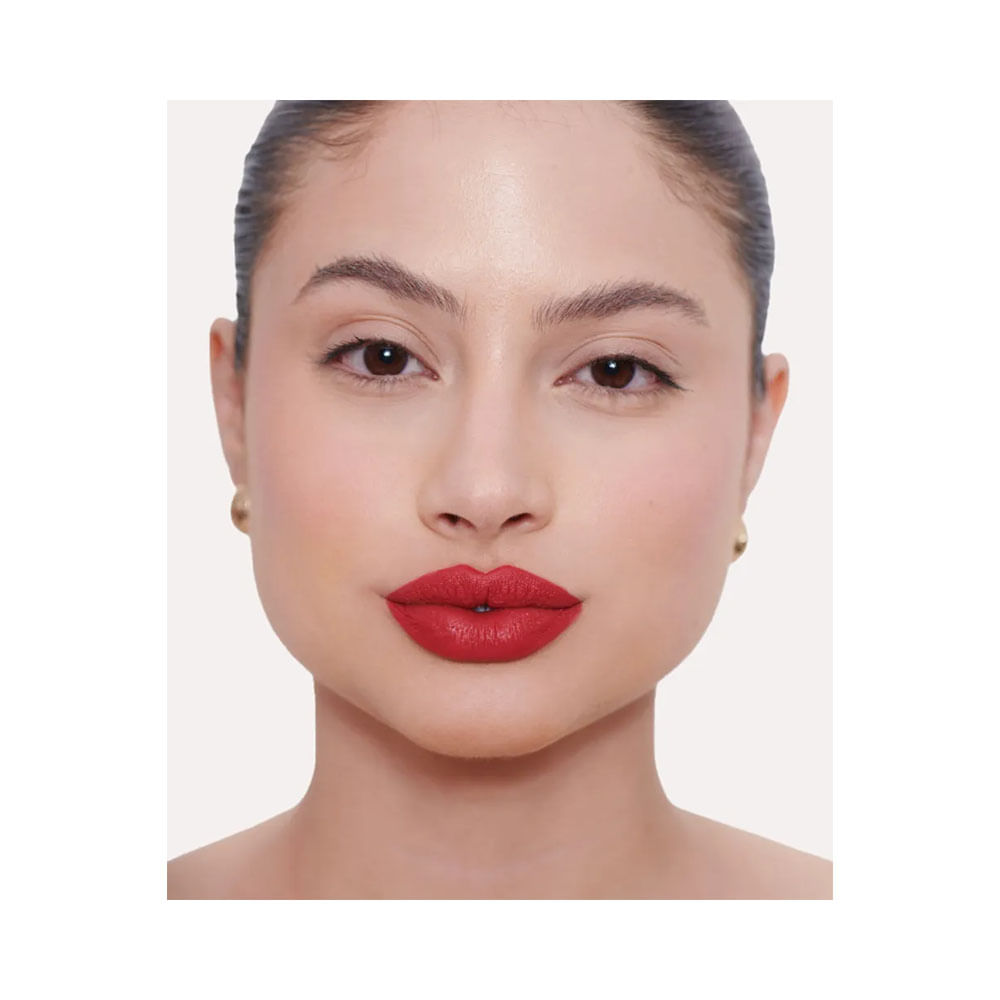 Close no rosto feminino com batom Mari Maria Creamy Matte Maria Isis aplicado, mostrando acabamento opaco e cor intensa.