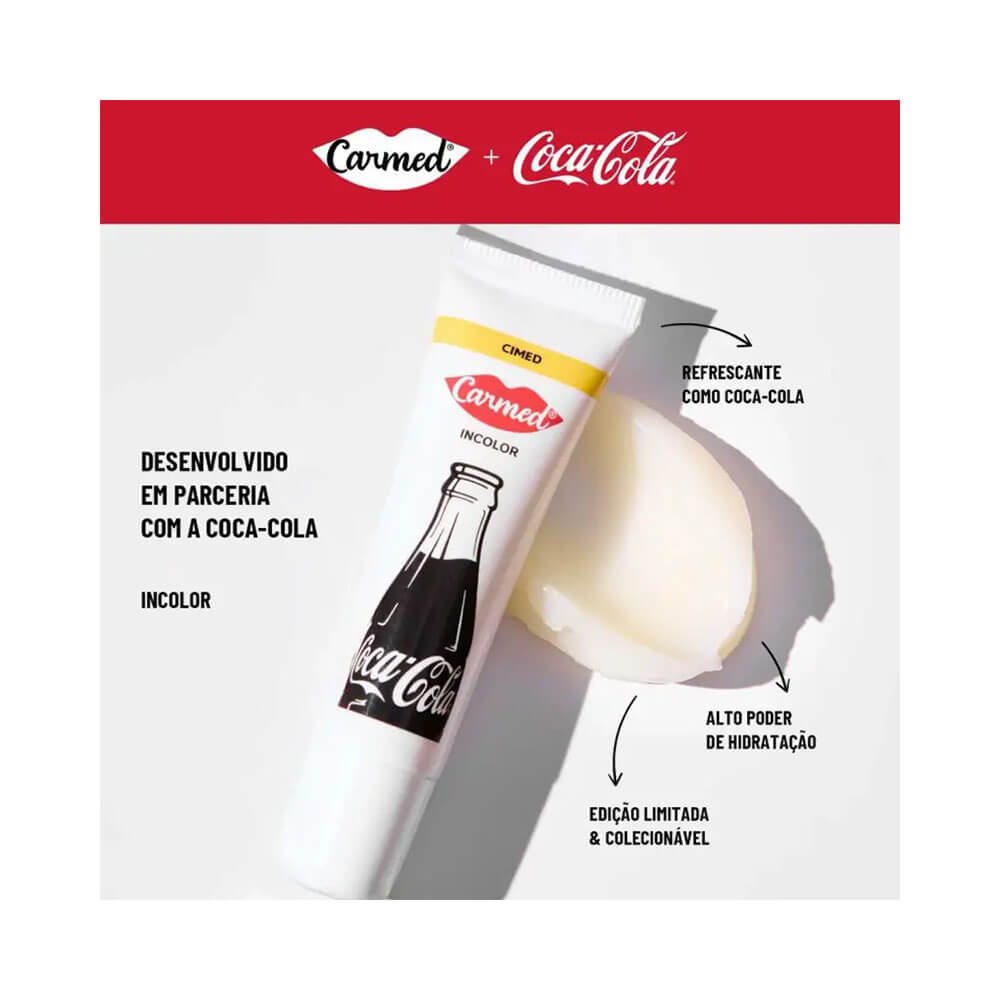 Hidratante labial Carmed Coca-Cola Incolor aplicado em amostra de pele mostrando textura e cor incolor