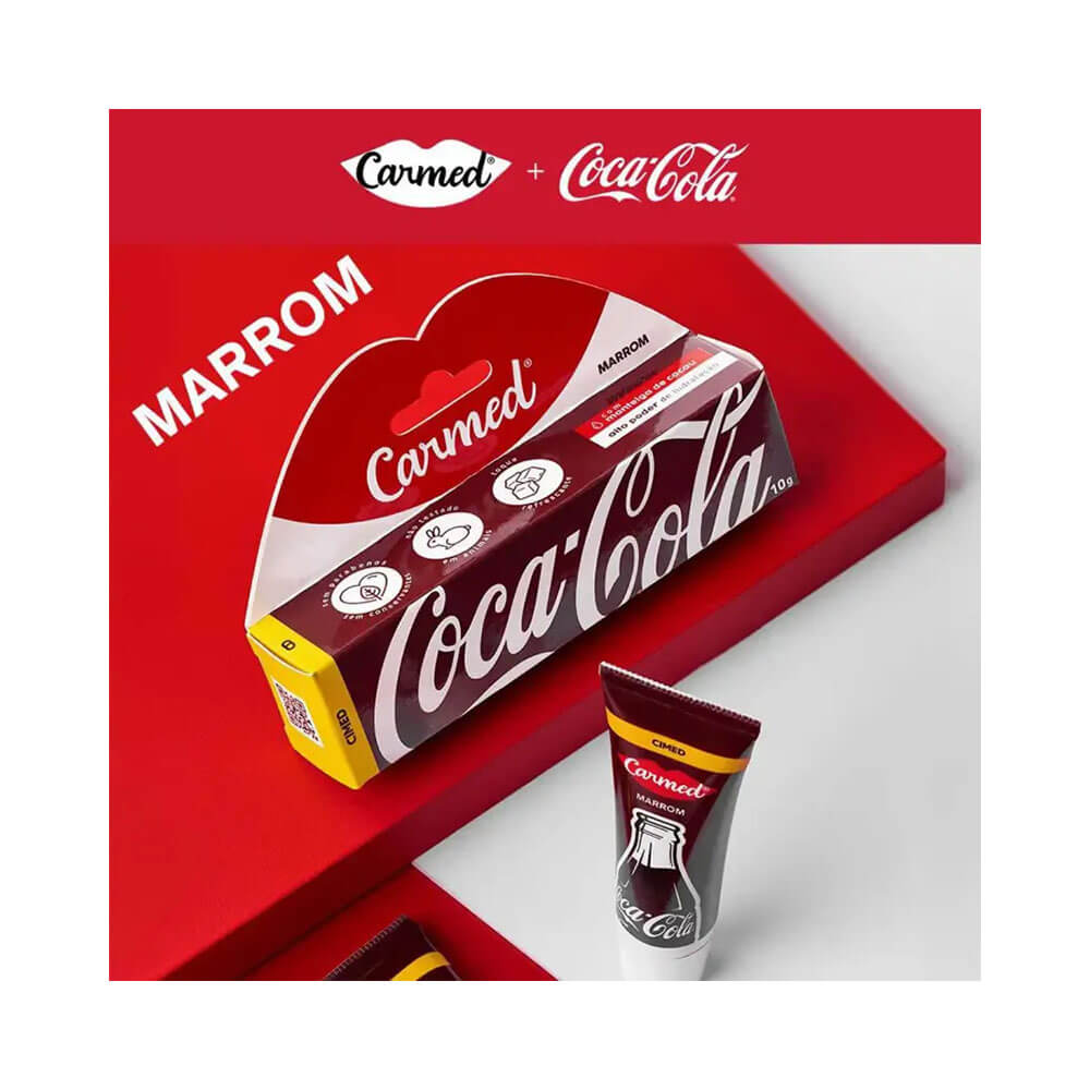Detalhe da embalagem do Hidratante Labial Carmed Coca-Cola Marrom