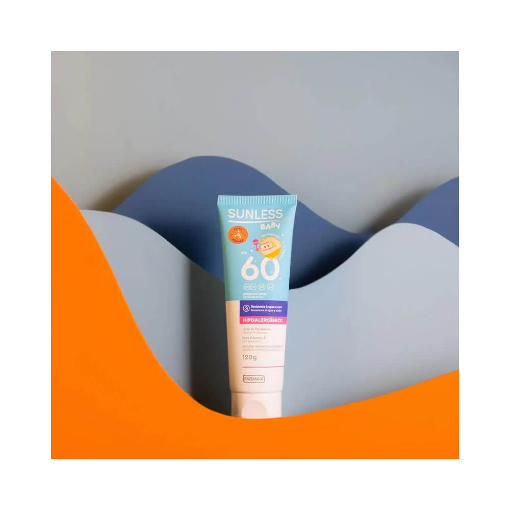 Protetor Solar Sunless Baby FPS 60 120g sobre fundo decorativo com formas onduladas