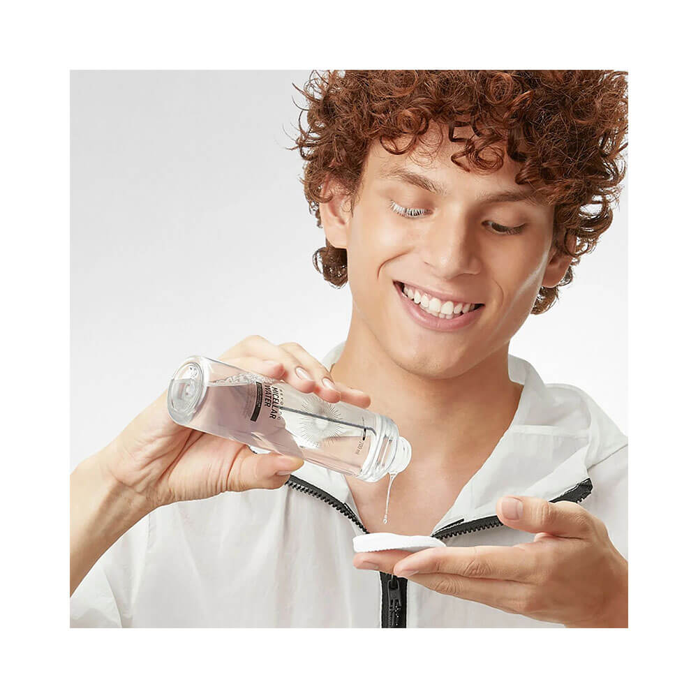 Pessoa aplicando Água Micelar Beyoung com disco de algodão no rosto