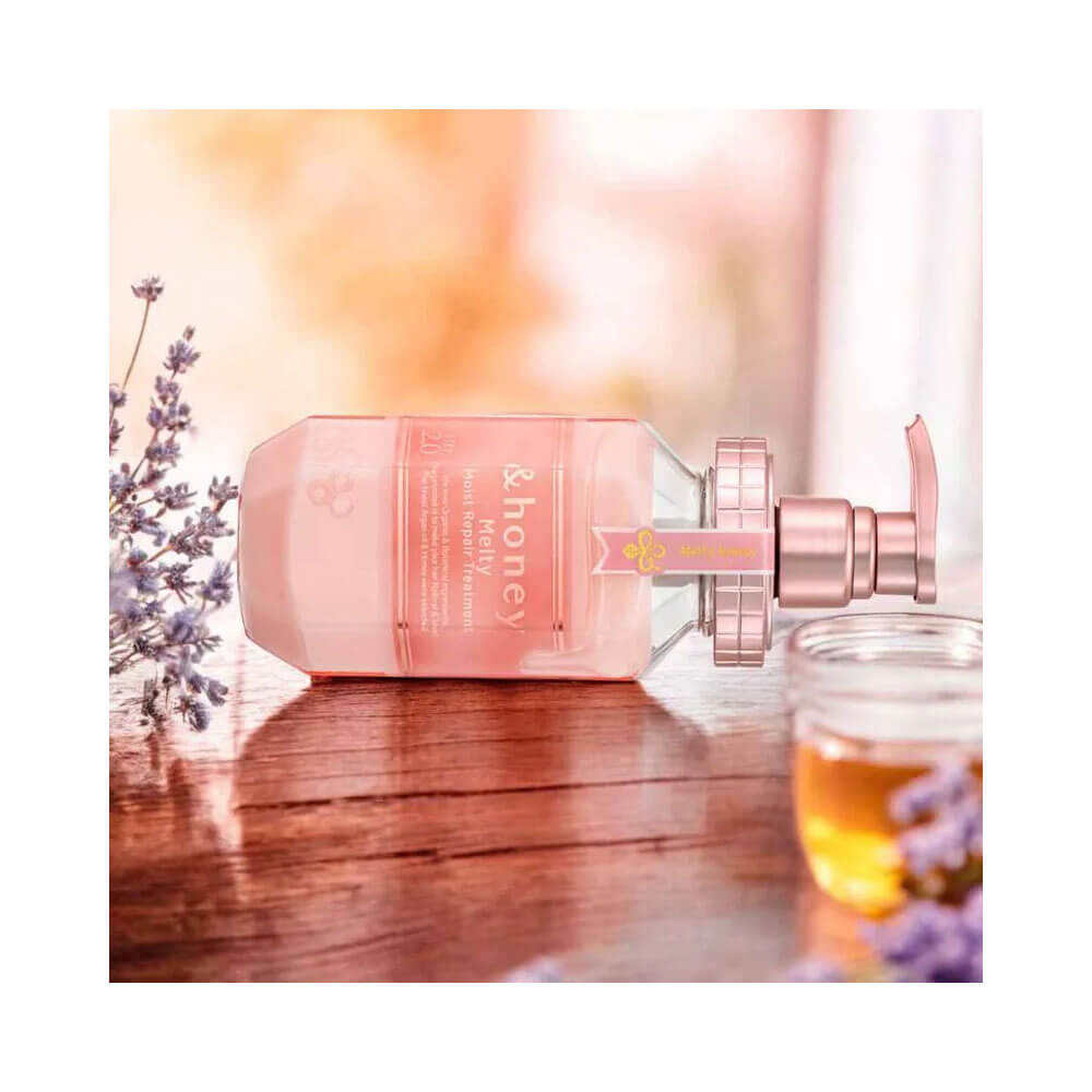 Frasco de shampoo &Honey Melty Moist Repair 440ml deitado sobre superfície de madeira com pote de mel