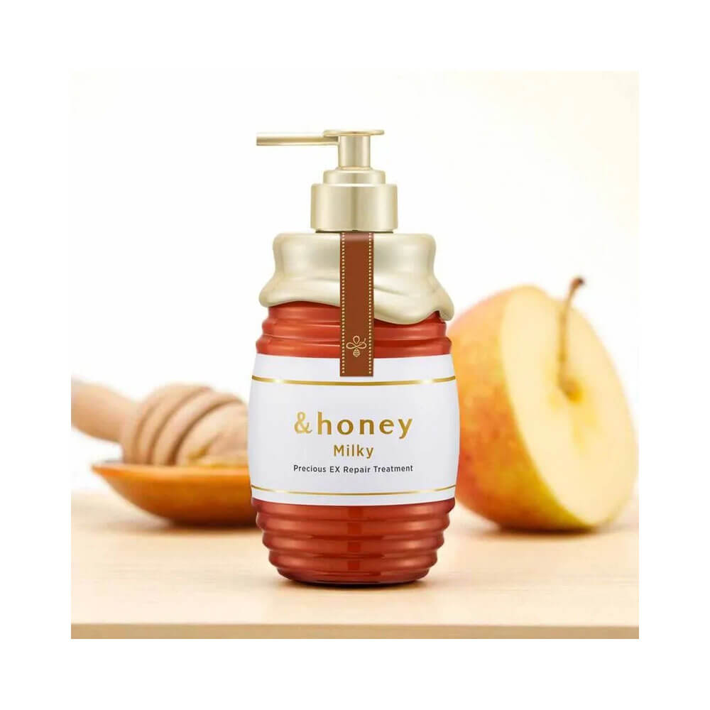 Shampoo &Honey Milky Precious EX Repair 500ml com colher de mel e maçã fatiada ao fundo