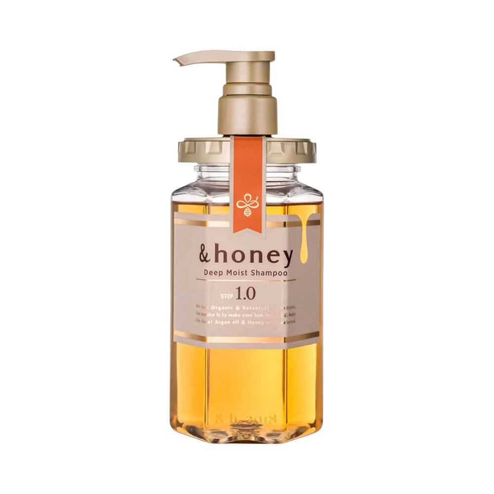 Frasco de shampoo &Honey Deep Moist 440ml com líquido âmbar e tampa pump dourada