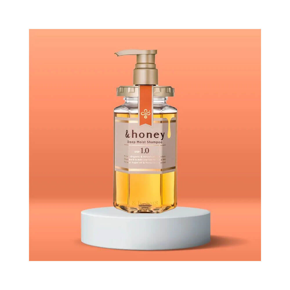 Frasco de shampoo &Honey Deep Moist 440ml em destaque com fundo laranja degradê
