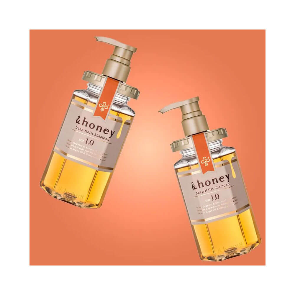 Dois frascos de shampoo &Honey Deep Moist 440ml com fundo laranja degradê