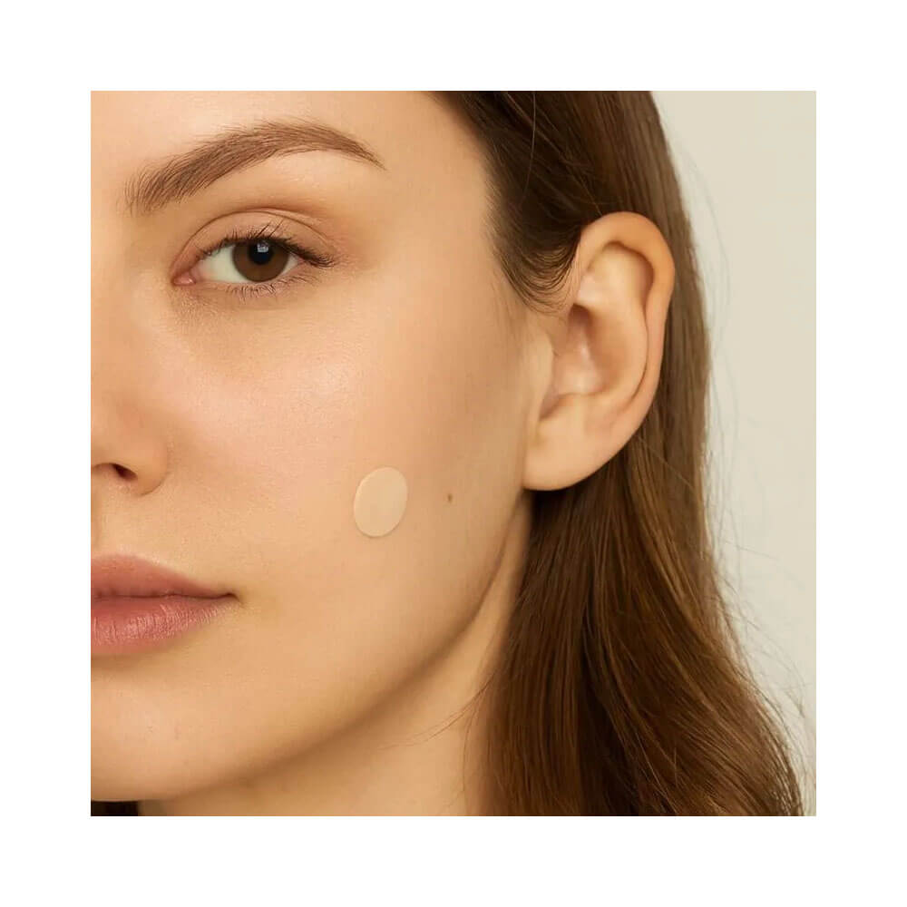 Close no rosto feminino com adesivo secativo transparente aplicado na bochecha.