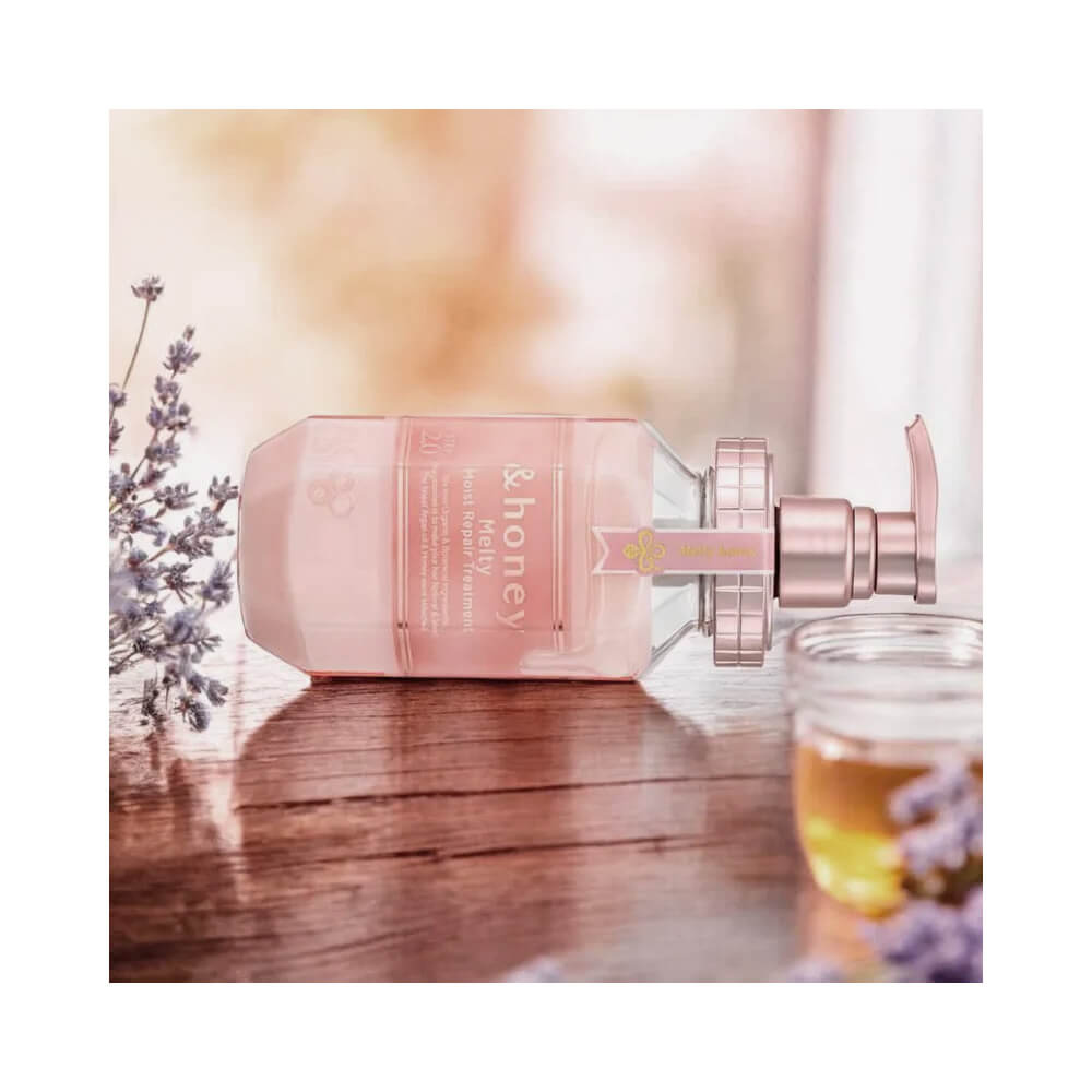 Máscara &Honey Melty Moist Repair 450g com pump rosé gold sobre superfície de madeira