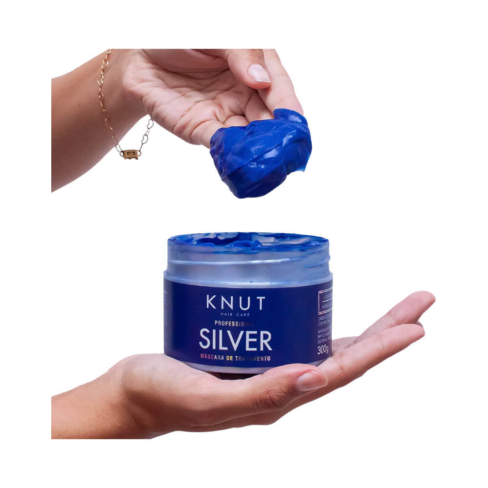 Mãos retirando produto azul intenso da Máscara Capilar Knut Silver Cisteíne 300g