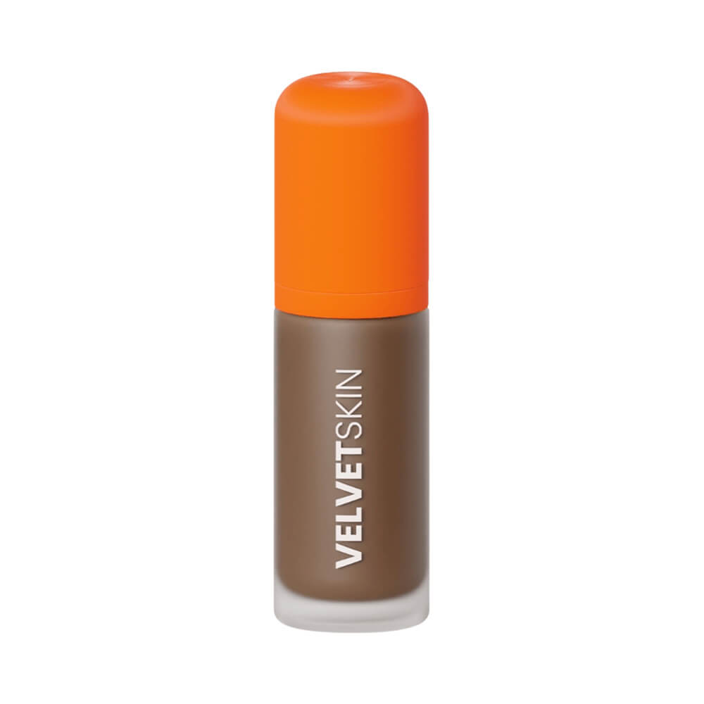 Base líquida Mari Maria Velvet Skin na cor Canela em frasco cilíndrico fosco com tampa laranja