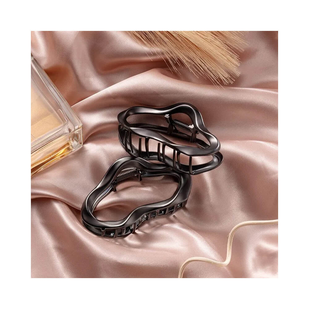 Duas piranhas Proart Metal Black formato nuvem pretas metálicas sobre tecido rosa claro