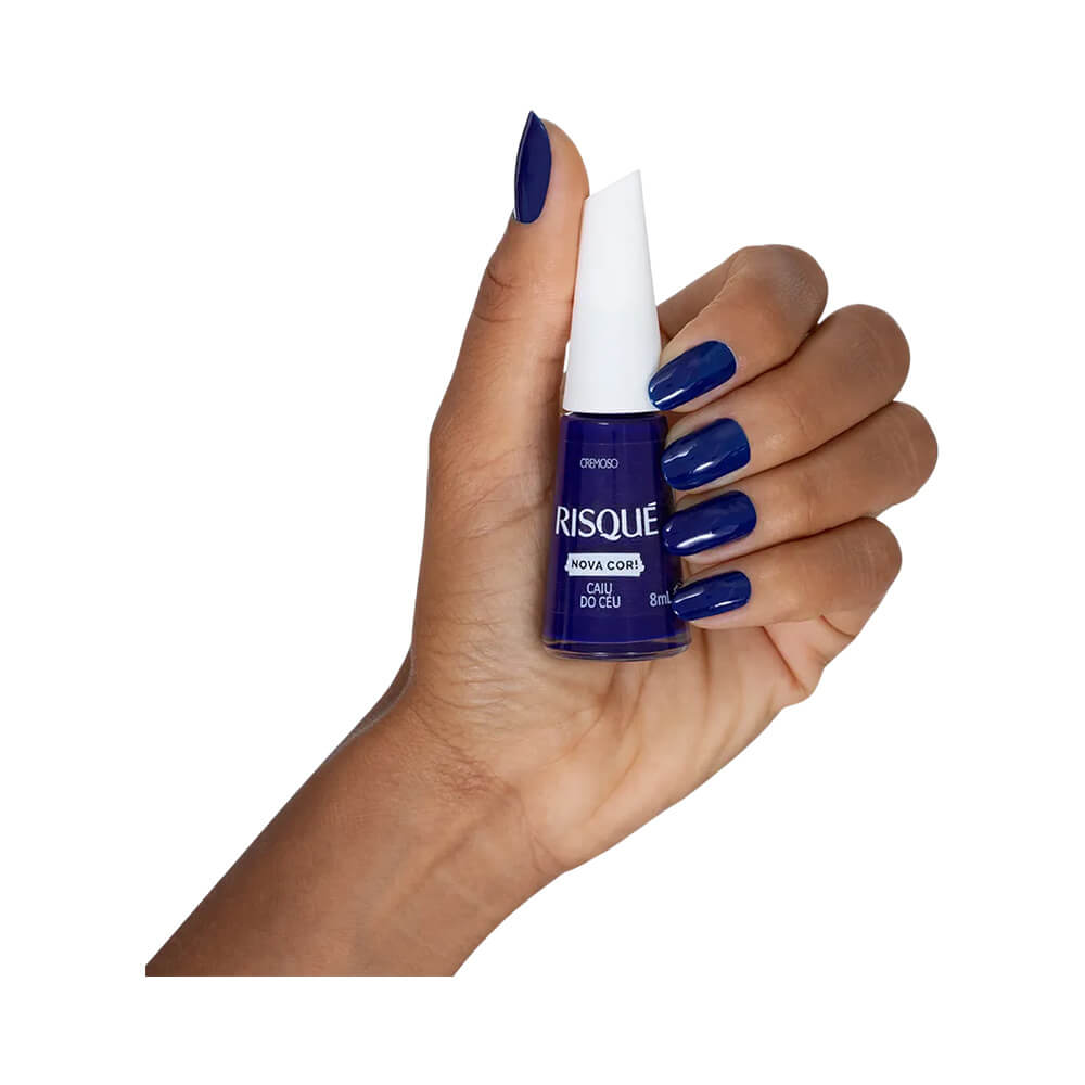 Unhas pintadas com esmalte Risqué Caiu do Céu azul intenso