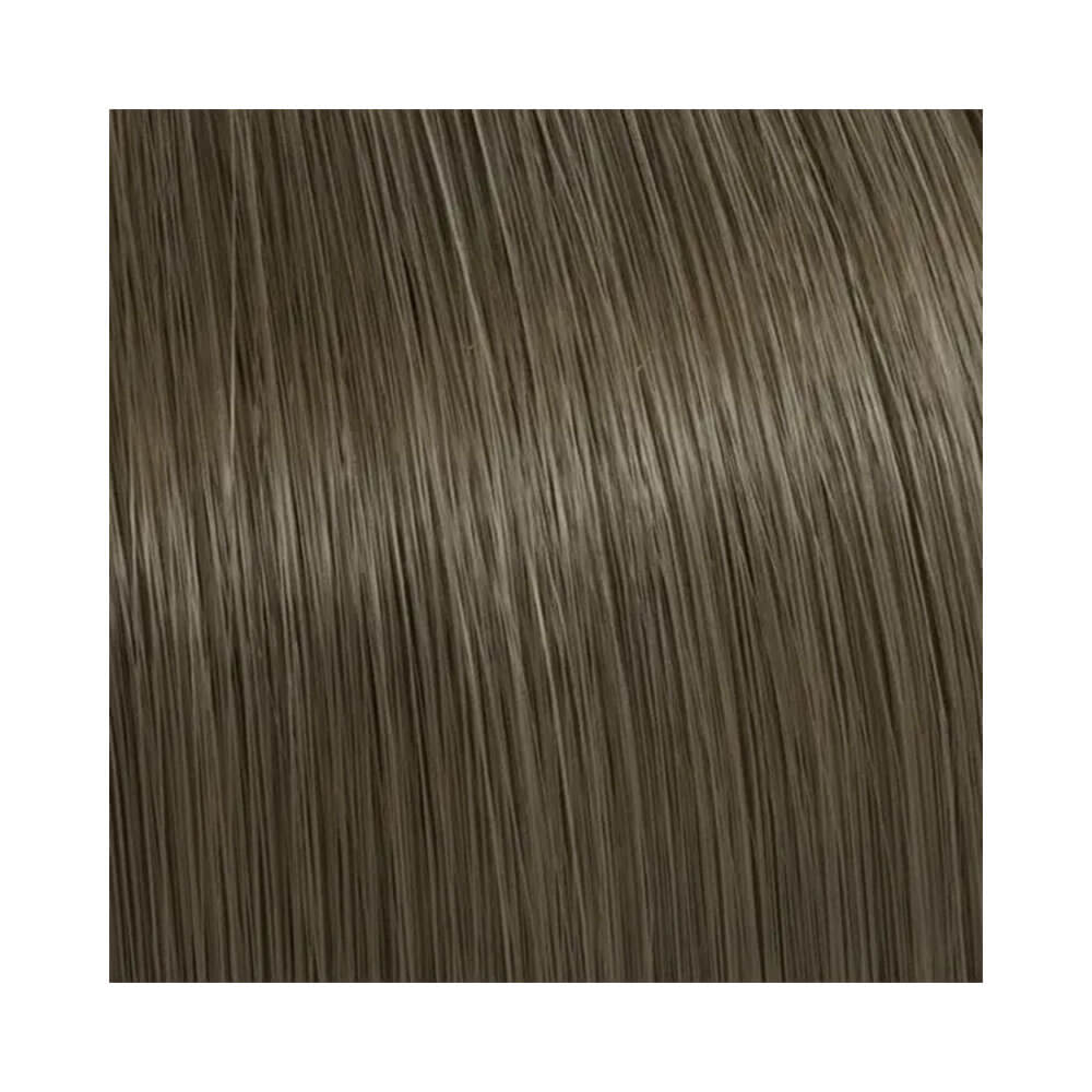 Amostra da cor louro médio perolado acinzentado no cabelo