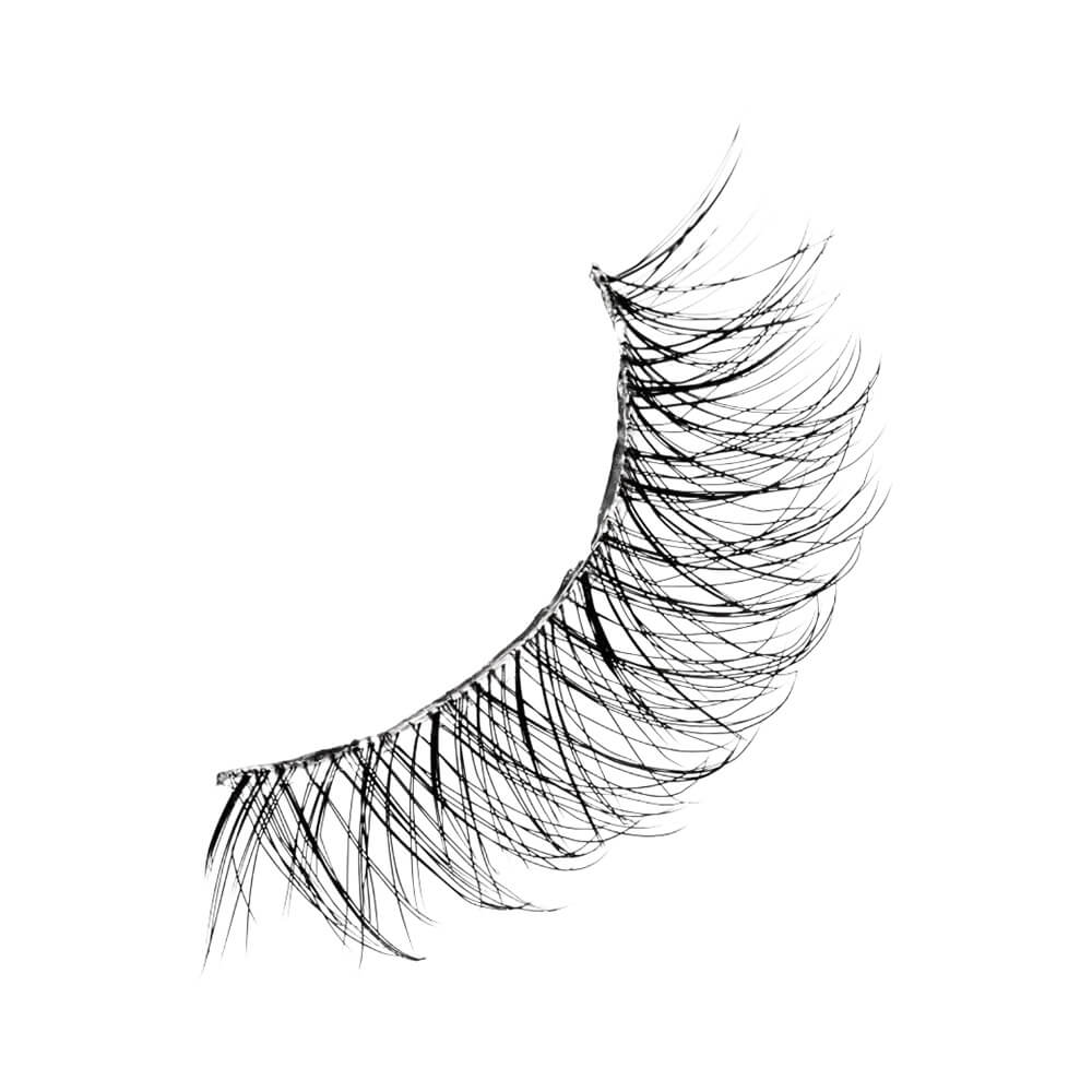 Close-up de cílio postiço Kiss New York The New Natural White Shirt mostrando leveza e naturalidade