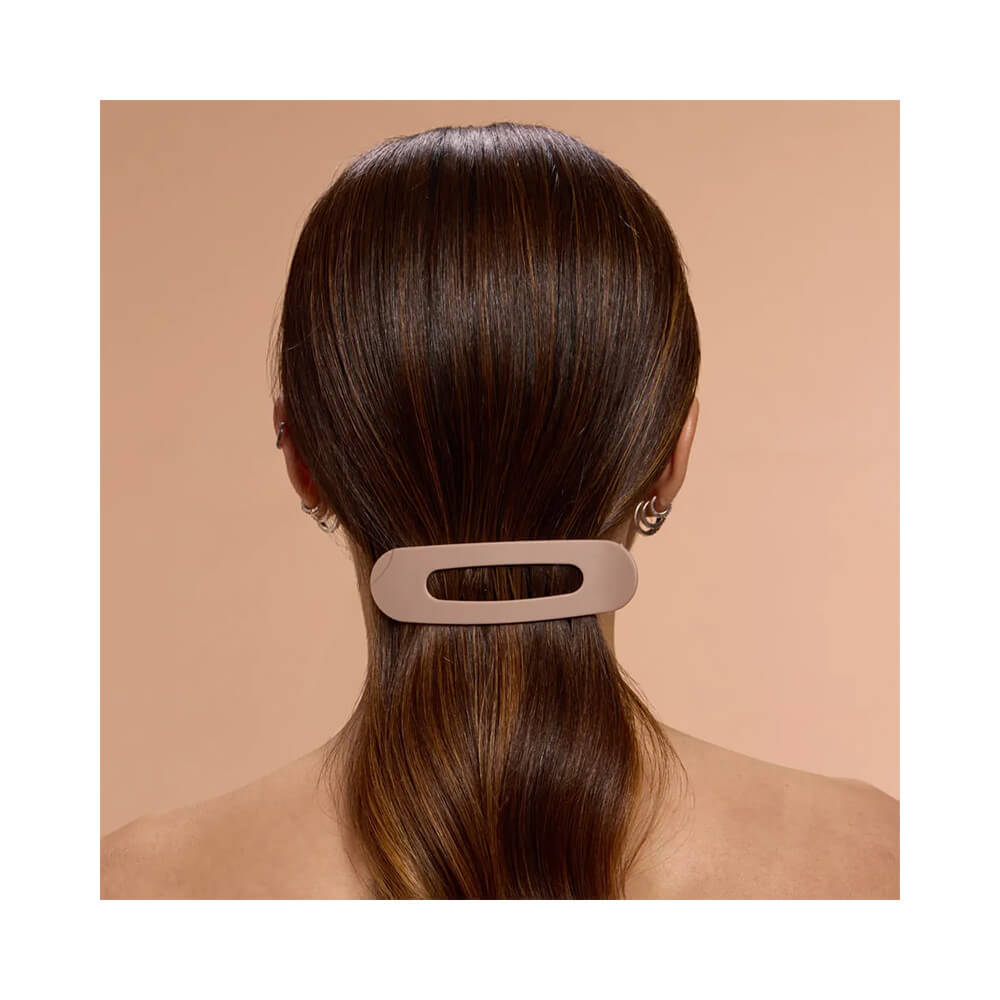 Modelo usando presilha plana bege Proart no cabelo