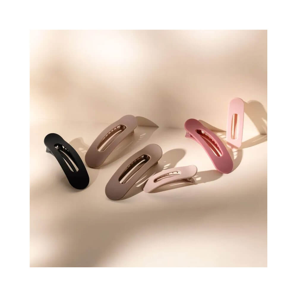 Presilhas planas Proart em várias cores sobre superfície bege