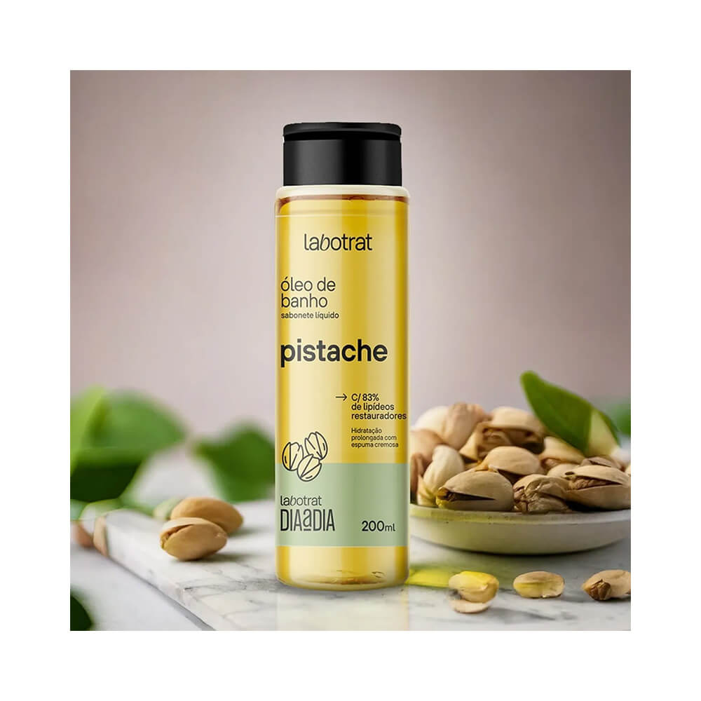Sabonete em óleo Labotrat Dia a Dia Pistache com pistaches ao redor em fundo neutro