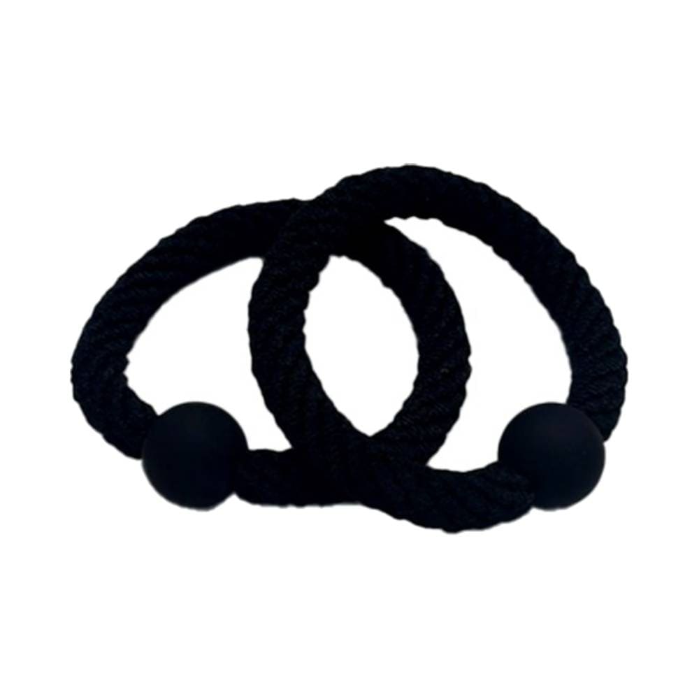 Dois elásticos de cabelo pretos com acabamento torcido e bolinha preta sobre fundo branco