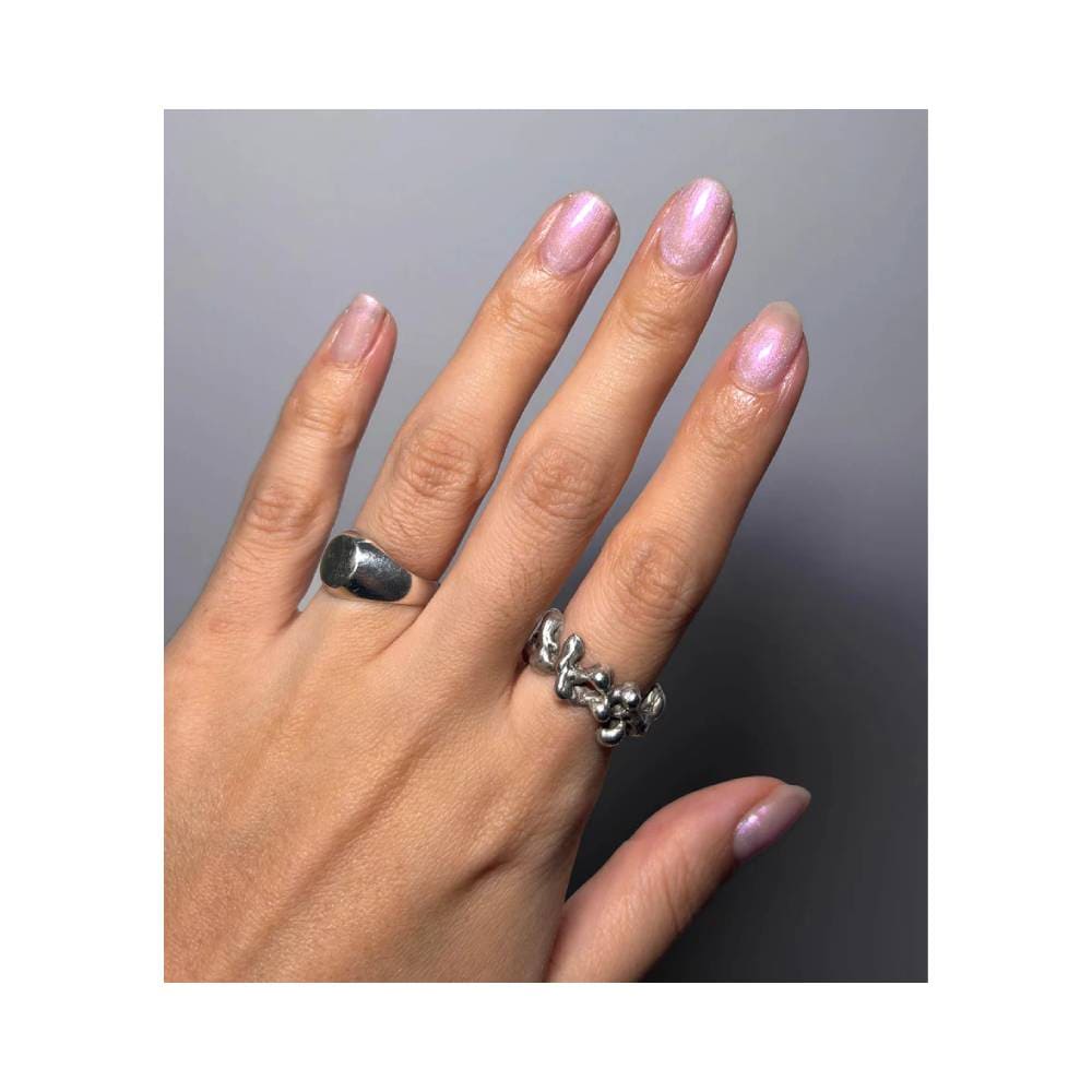 Mão feminina com unhas pintadas com esmalte Dailus Top Chrome Pink Top, cor rosa perolada com brilho cintilante.