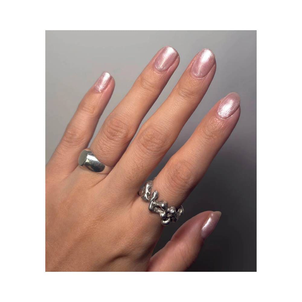 Unhas pintadas com esmalte Dailus Top Chrome Silver Top mostrando brilho metálico prateado