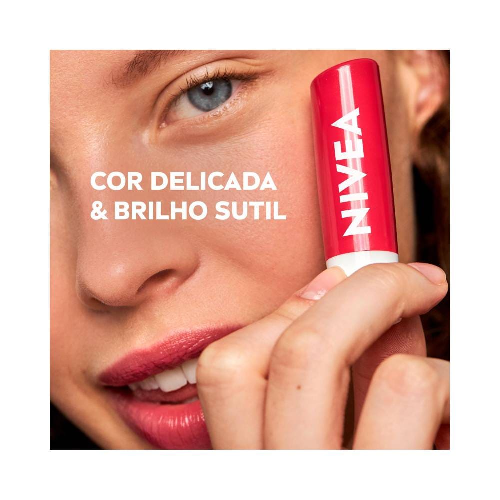 Hidratante Labial Nivea Cereja Shine aplicado nos lábios com brilho delicado