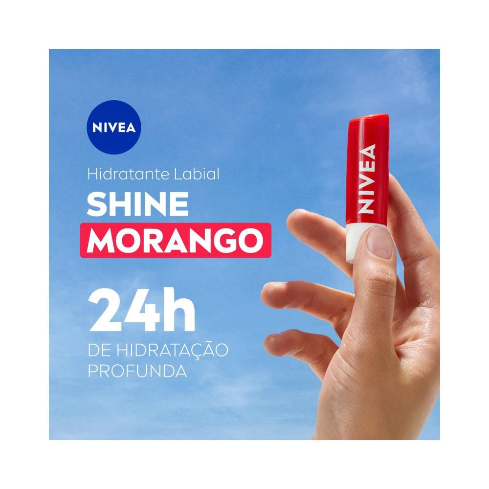 Mão segurando o hidratante labial Nivea Morango Shine 4,8g com embalagem vermelha e branca