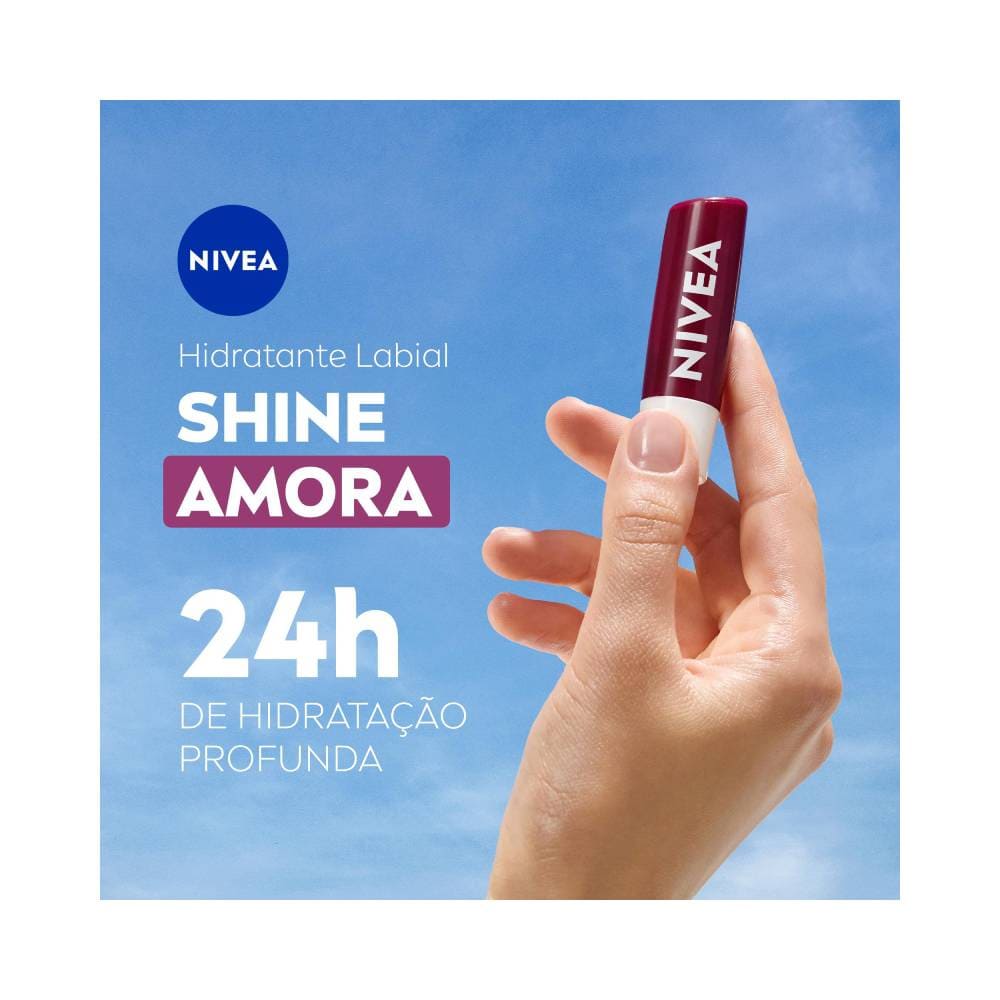 Embalagem com cartucho e amora ao fundo destacando fórmula vegana e 24h de hidratação