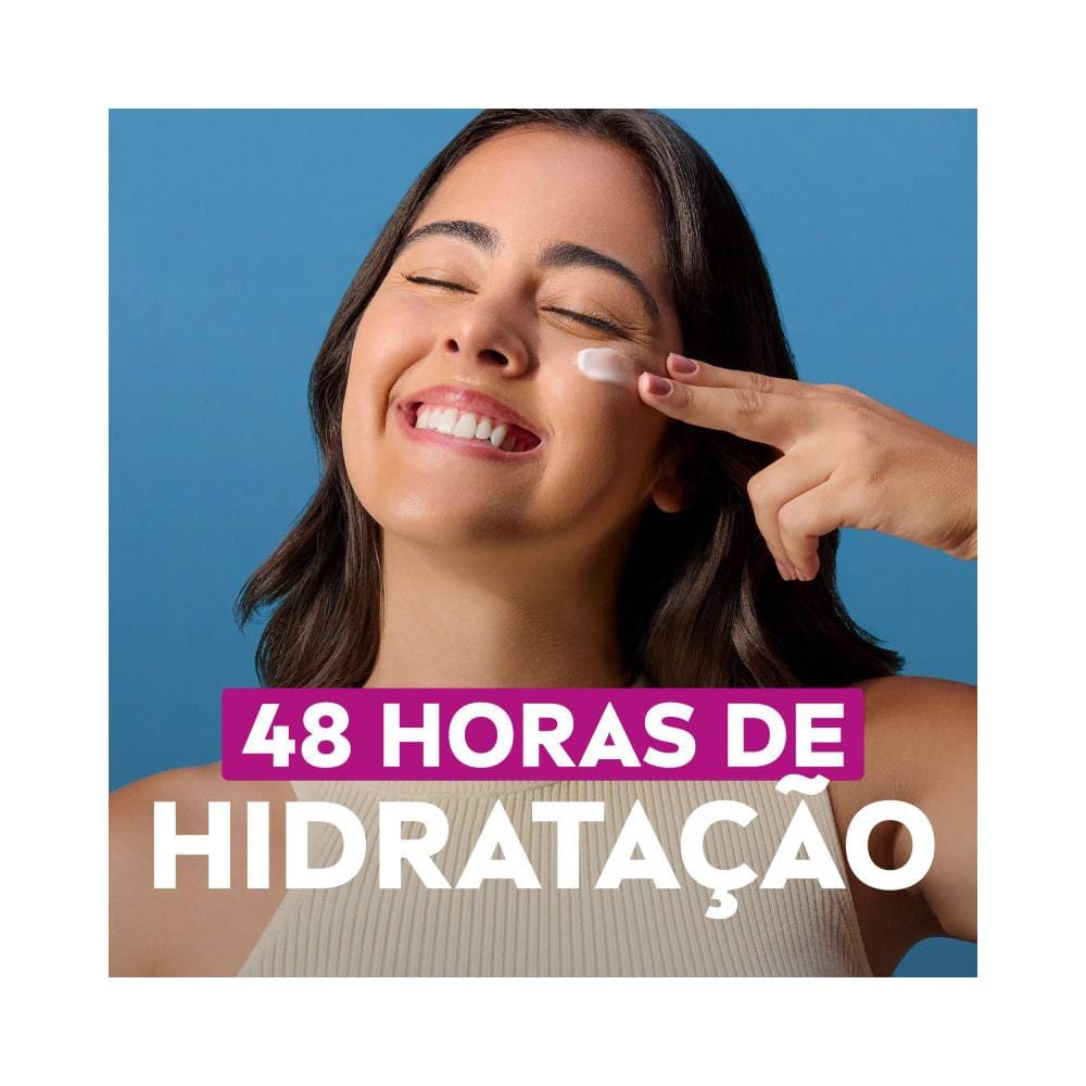 Mulher aplicando Creme Facial Nivea Noturno Ultraleve 7 em 1 no rosto