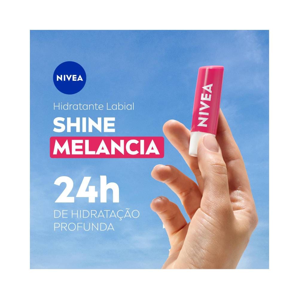 Mão segurando o Hidratante Labial Nivea Melancia Shine com fundo azul destacando a cor rosa vibrante.