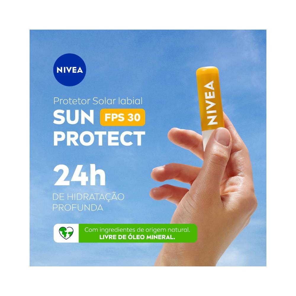 Mão segurando o hidratante labial Nivea Sun Protect FPS30 com fundo azul claro