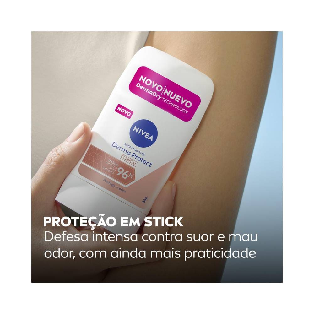 Desodorante Stick Nivea Derma Protect Clinical 58g sendo segurado por uma mão