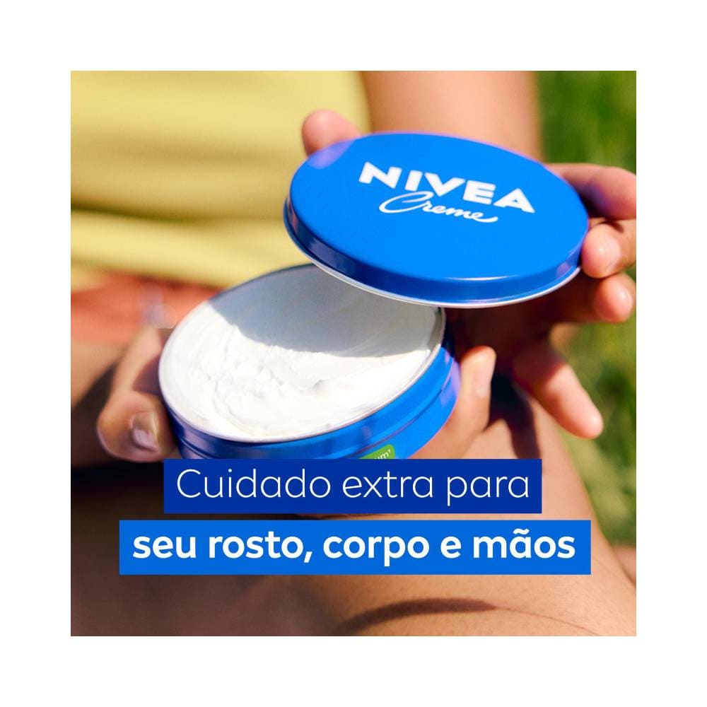 Pessoa aplicando Creme Hidratante NIVEA na mão