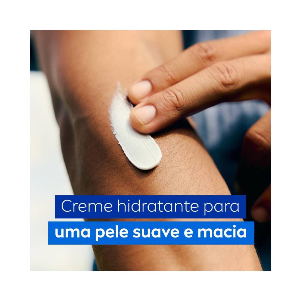Pessoa aplicando Creme Hidratante NIVEA no braço