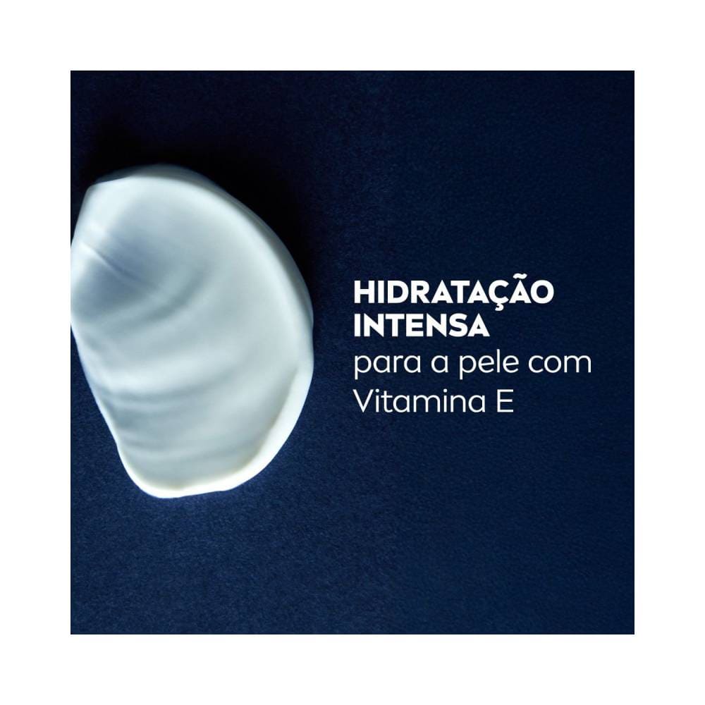 Gota do creme Nivea Men 4 em 1 sobre fundo azul escuro