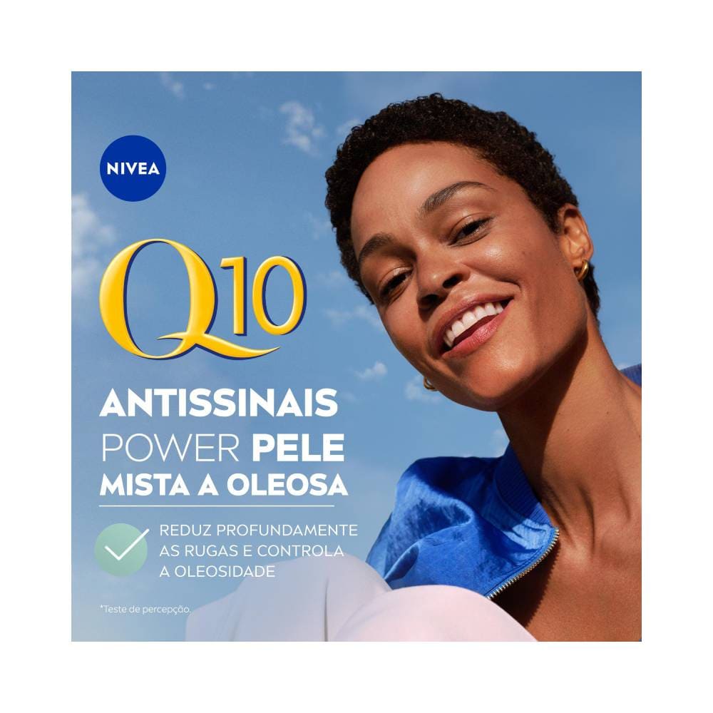Mulher com pele radiante usando Creme Facial Nivea Antissinais Q10 Power Dia