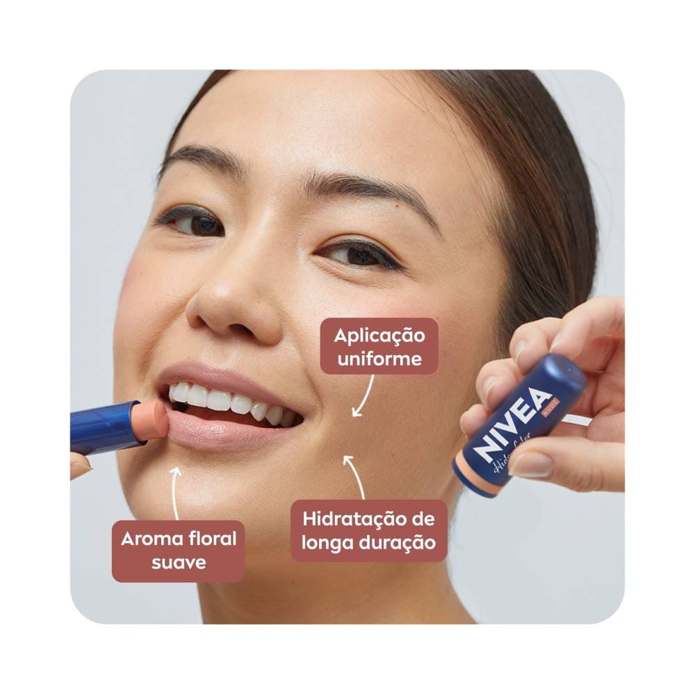 Mulher aplicando o protetor labial Nivea Hidra Color 2 em 1 Nude nos lábios com aplicação uniforme