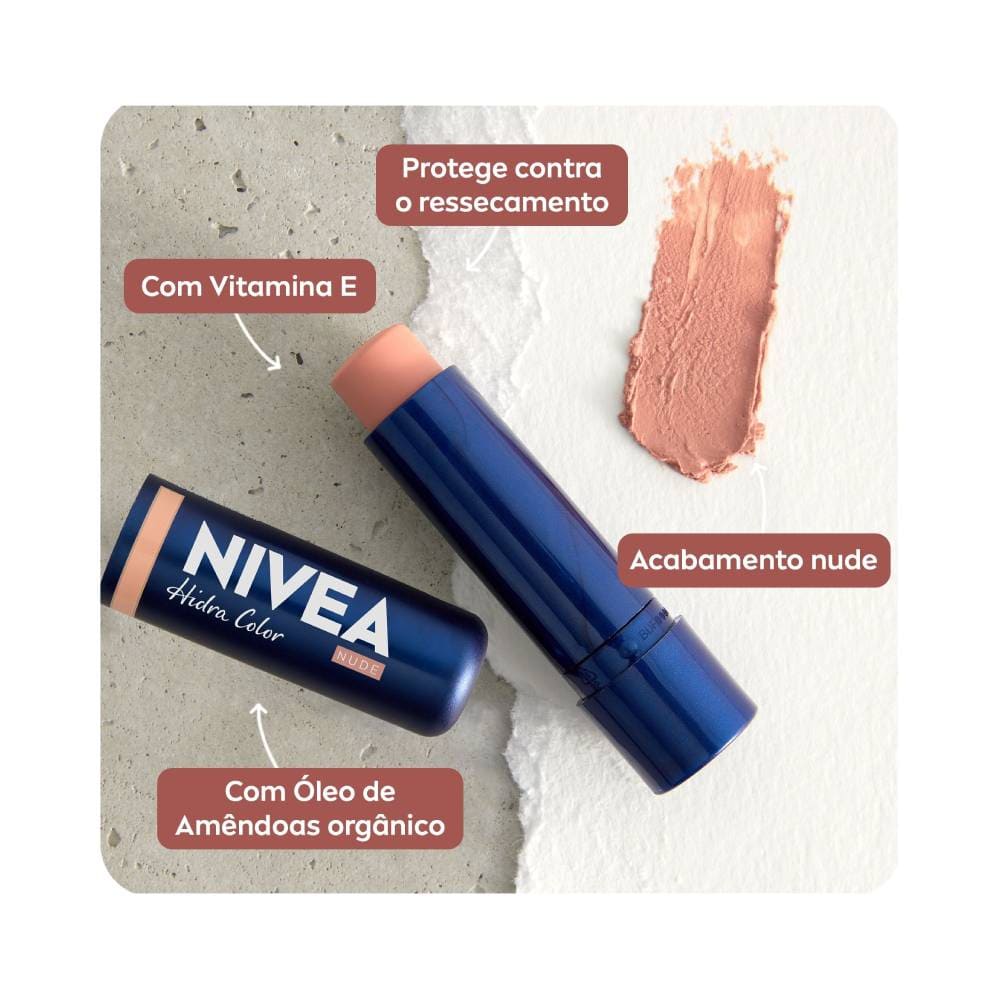 Dois protetores labiais Nivea Hidra Color 2 em 1 Nude em superfície cinza com destaque para cor nude