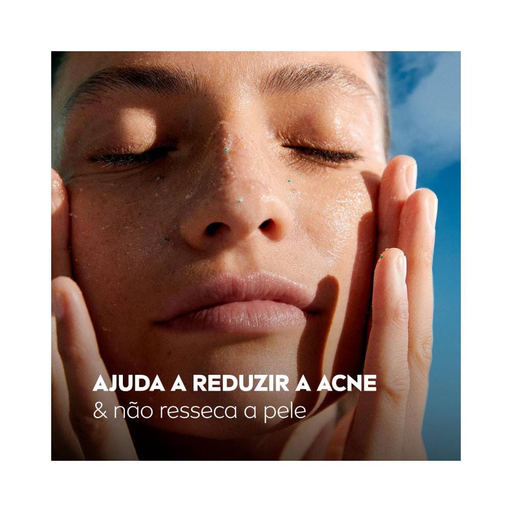Mulher aplicando esfoliante facial Nivea Acne Control